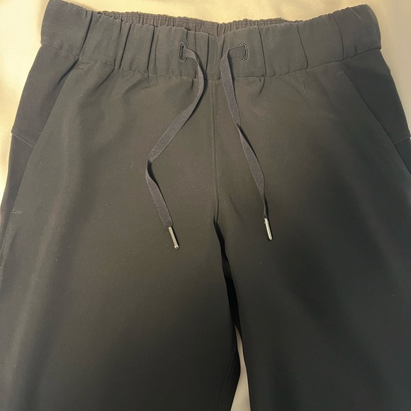 Lululemon on the fly 7/8 pant (woven), in black size 4 - Picture 3 of 5